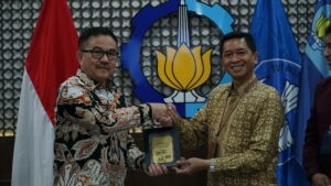 Rektor ITS Prof Dr (HC) Ir Bambang Pramujati ST MScEng PhD (kanan) saat memberikan cinderamata ITS kepada Sekretaris Daerah Provinsi Sulawesi Selatan Drs Jufri Rahman MSi usai MoU