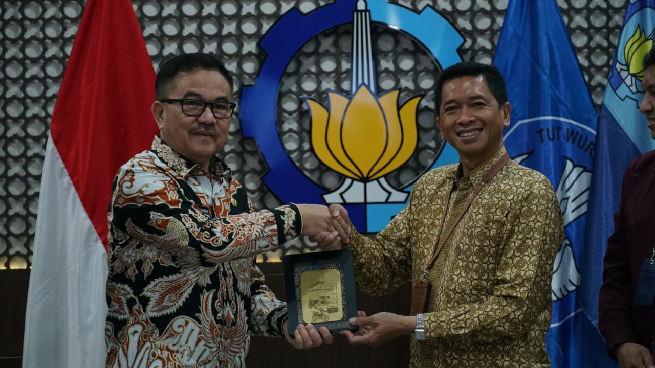 Rektor ITS Prof Dr (HC) Ir Bambang Pramujati ST MScEng PhD (kanan) saat memberikan cinderamata ITS kepada Sekretaris Daerah Provinsi Sulawesi Selatan Drs Jufri Rahman MSi usai MoU