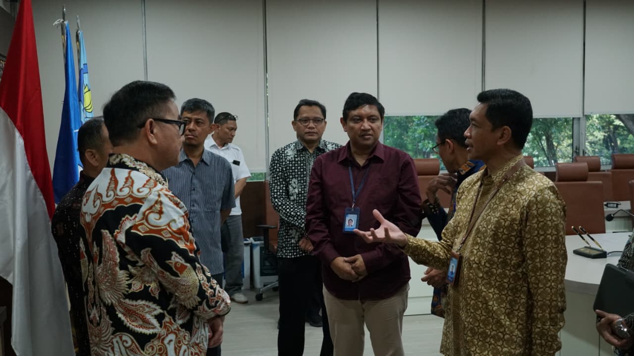 Rektor ITS Prof Dr (HC) Ir Bambang Pramujati ST MScEng PhD (kanan) bersama jajaran petinggi ITS mendiskusikan kelanjutan kerja sama dengan Pemprov Sulawesi Selatan usai penandatanganan MoU