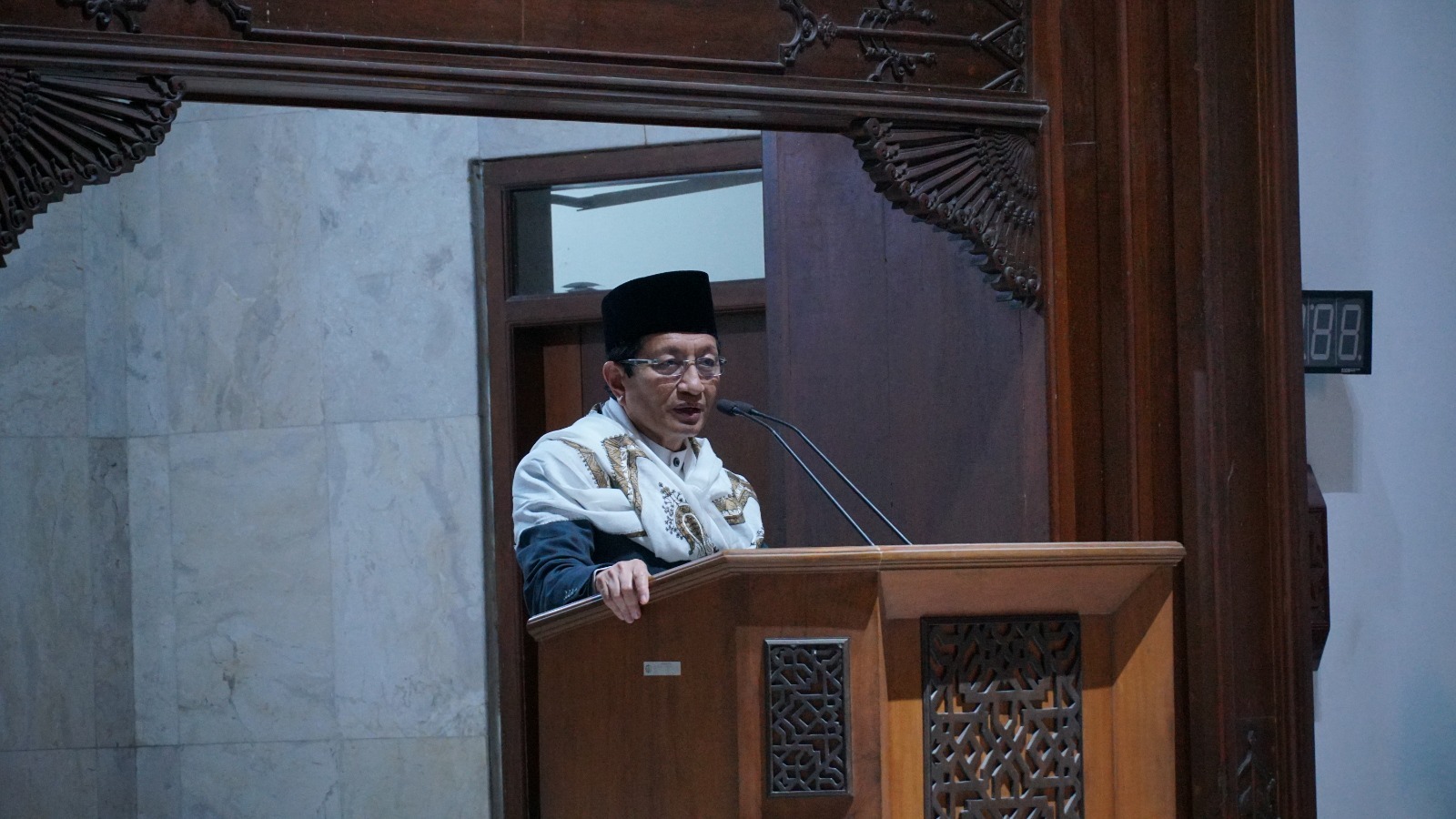 Menteri Agama RI Prof Dr KH Nasaruddin Umar MA saat menyampaikan materi makna Al-Qur'an Makrokosmos dan Mikrokosmos pada Ramadan Festival yang digelar RDK ITS di Masjid Manarul Ilmi ITS