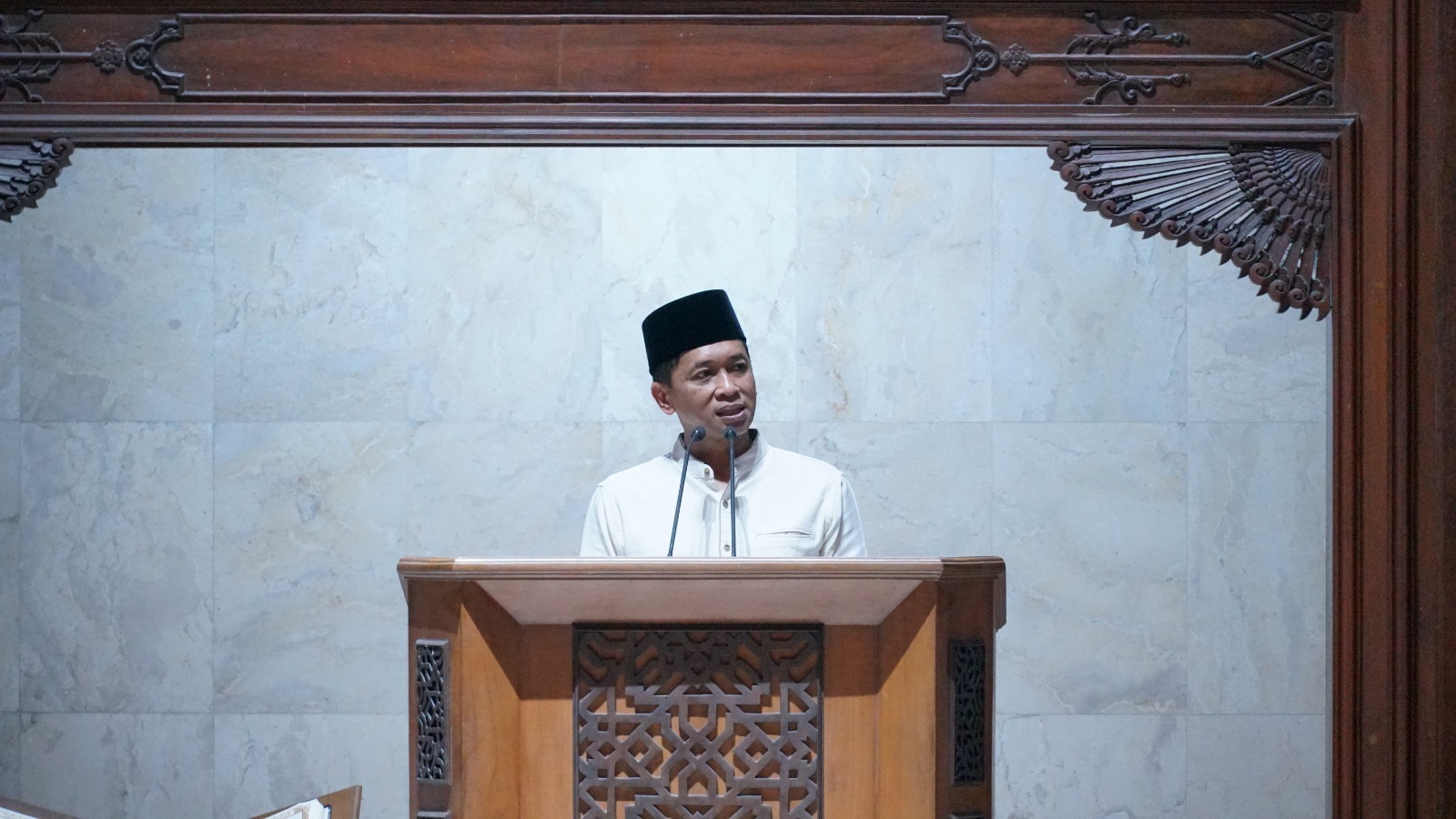 Rektor ITS Prof Dr (HC) Ir Bambang Pramujati ST MSc Eng PhD saat menyampaikan sambutan dalam acara peringatan malam Nuzulul Qur'an pada gelaran Ramadan Festival di Masjid Manarul Ilmi ITS