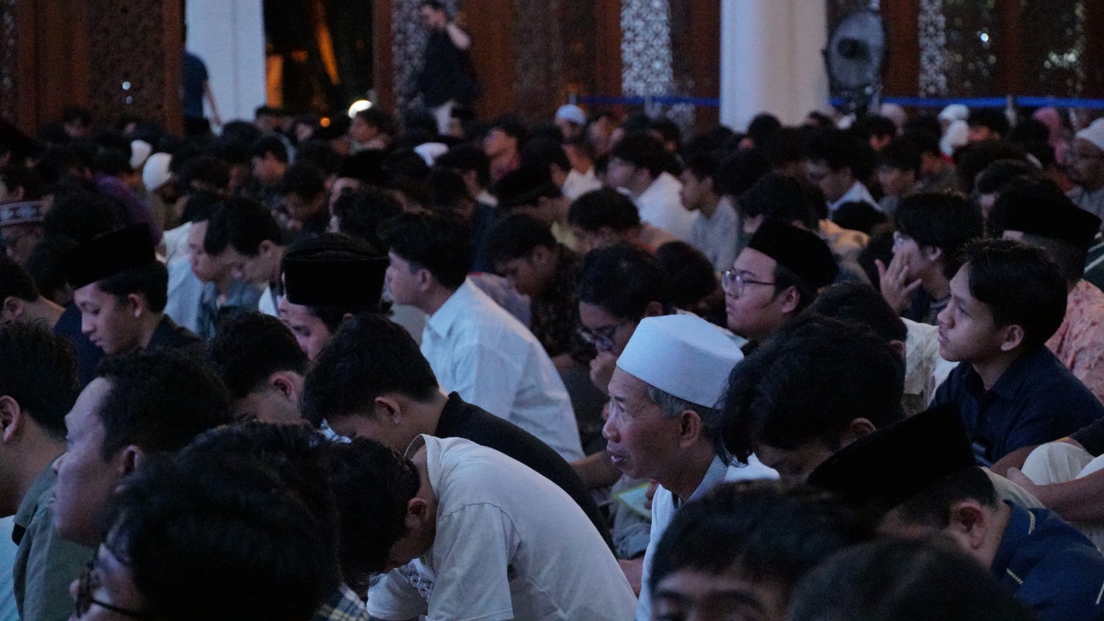 Para sivitas akademika ITS dan masyarakat umum terlihat antusias menghadiri peringatan malam Nuzulul Qur'an pada Ramadan Festival di Masjid Manarul Ilmi ITS