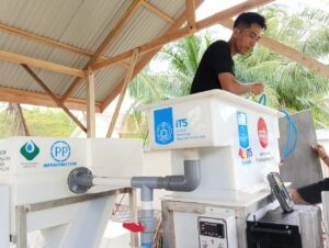 Instalasi penjernih air hasil inovasi pakar dari Departemen Teknik Lingkungan ITS saat dioperasikan di Pesantren Raudhatul Mukarramah Al Aziziyah, Pidie Jaya, Aceh