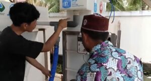 Praktik langsung pengoperasian alat pemurnian air bersama santri Pesantren Raudhatul Mukarramah Al Aziziyah sebagai upaya pemeliharaan berkelanjutan akses air bersih