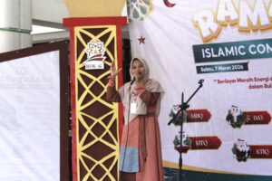 Peserta Ramadan Islamic Competition (RIC) kategori Dai saat membawakan dakwah di Masjid Manarul Ilmi ITS