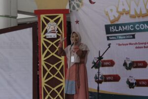 Peserta Ramadan Islamic Competition (RIC) kategori Dai saat membawakan dakwah di Masjid Manarul Ilmi ITS