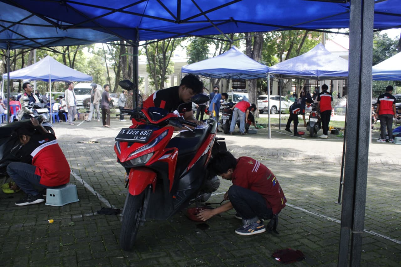Anggota LBMM ITS saat melakukan ganti oli dan cek kendaraan di gelaran Ramadan Festival