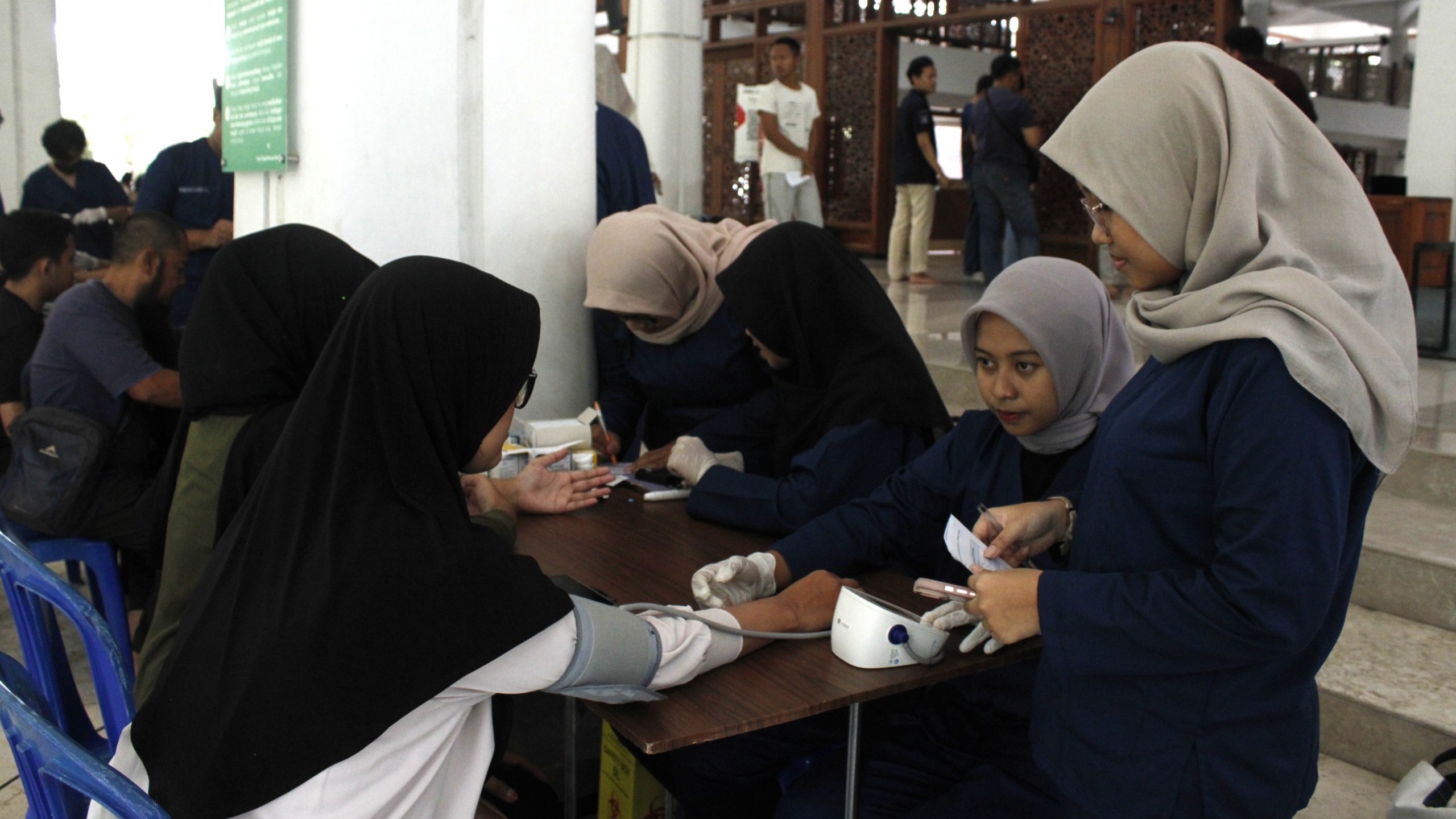 Mahasiswa Kedokteran ITS saat melakukan pemeriksaan kesehatan pada sivitas ITS dan masyarakat umum di acara Ramadan Festival yang digelar RDK ITS di Masjid Manarul Ilmi ITS