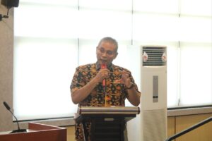 Ketua Pusat Studi Pengembangan Industri dan Kebijakan Publik (PIKP) ITS Dr Ir Arman Hakim Nasution MEng saat menyampaikan sambutan pada Roundtable Discussion Revitalisasi Industri