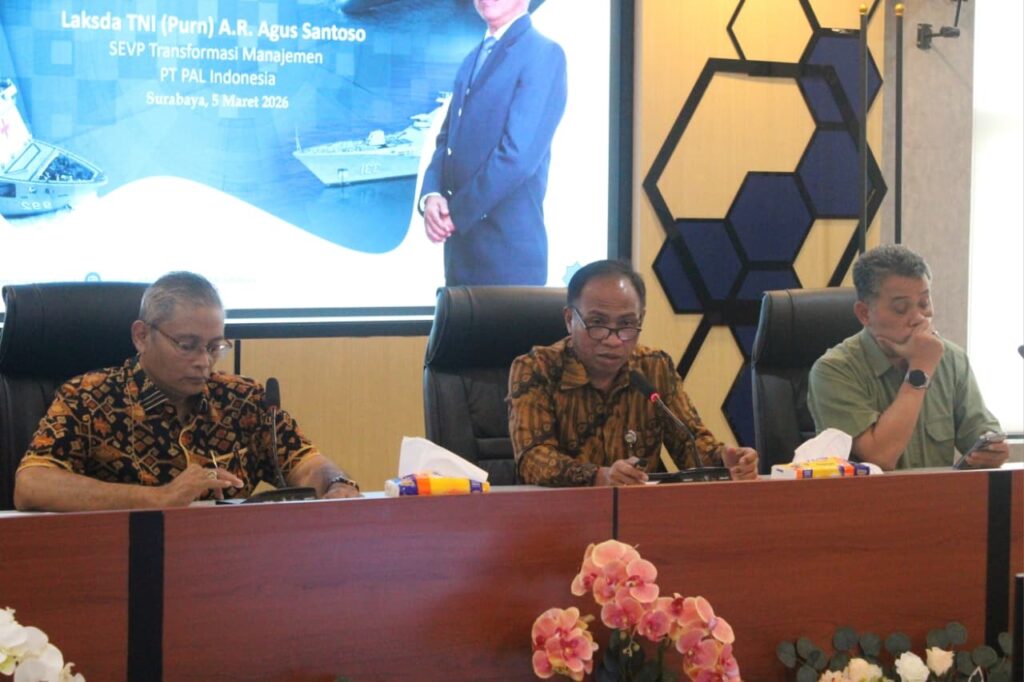 (dari kiri) Ketua PIKP ITS Dr Ir Arman Hakim Nasution MEng, Senior Executive Vice President Transformasi Manajemen PT PAL Indonesia Laksda TNI (Purn) A R Agus Santoso, Guru Besar Departemen Teknik Material dan Metalurgi ITS Prof Dr Sungging Pintowantoro ST MT saat menyampaikan gagasan industri manufaktur nasional