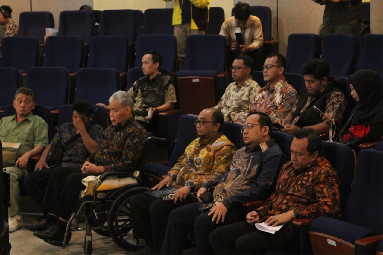 Para hadirin menyimak penyampaian gagasan pada Roundtable Discussion Revitalisasi Industri