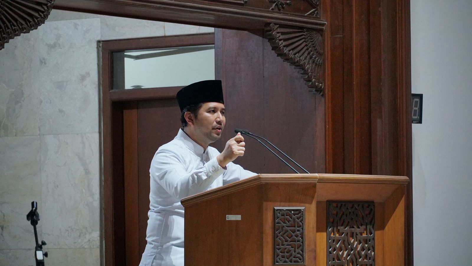 Wakil Gubernur Jawa Timur Dr H Emil Elestianto Dardak B Bus M Sc Ph D menyampaikan kajian dalam Simposium Ramadan yang digelar di Masjid Manarul Ilmi ITS