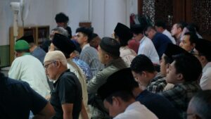Suasana peserta yang mengikuti kajian dalam Simposium Ramadan di Masjid Manarul Ilmi ITS