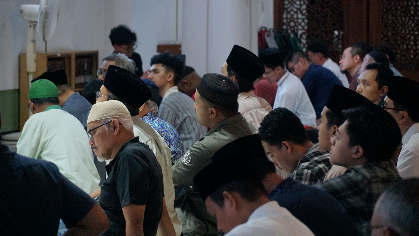 Suasana peserta yang mengikuti kajian dalam Simposium Ramadan di Masjid Manarul Ilmi ITS