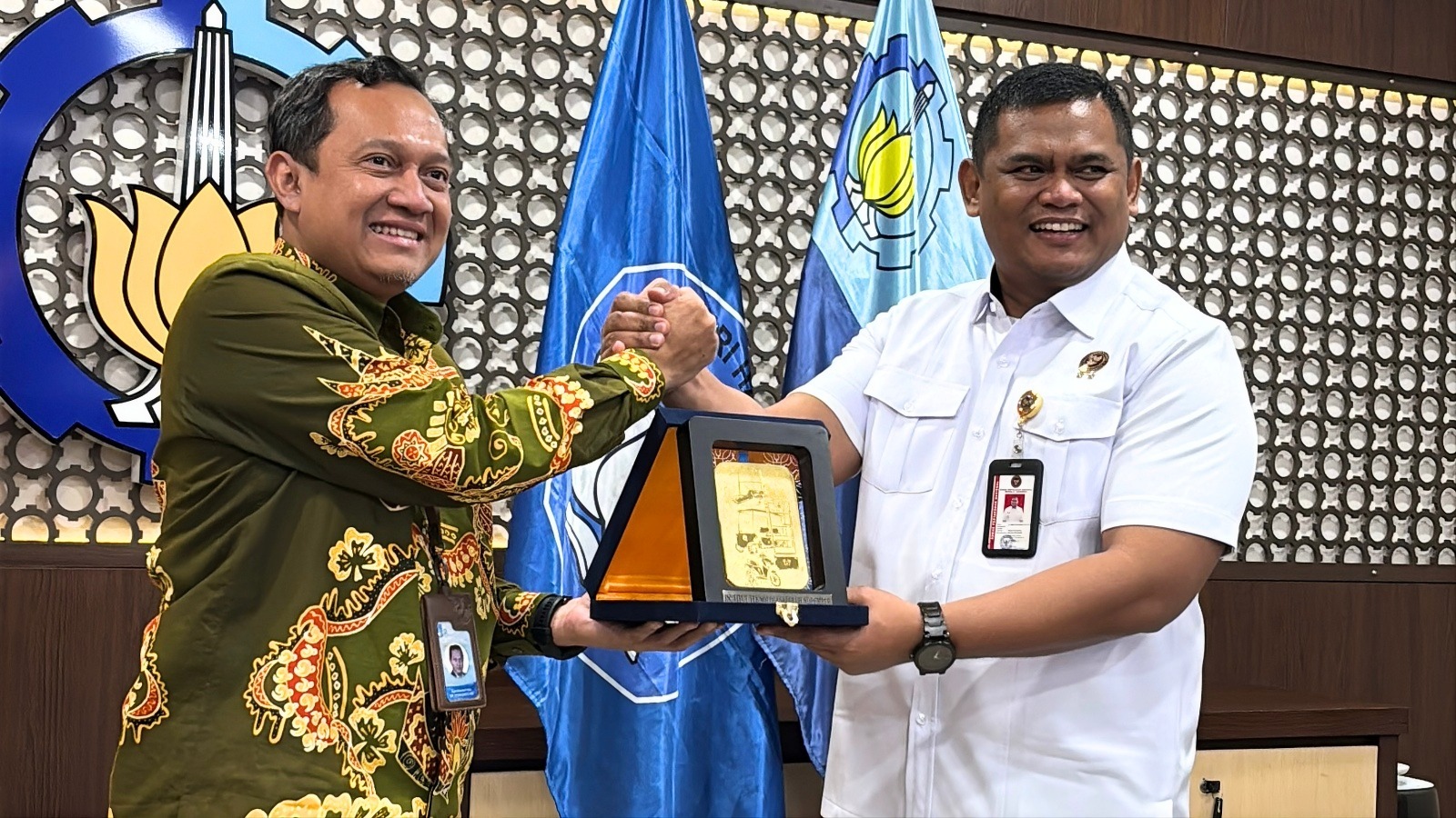 Serah terima cinderamata oleh pihak ITS diwakili oleh Wakil Rektor IV ITS  Prof Muhamad Hatta ST MSi PhD (kiri) kepada pihak DPN (kanan)