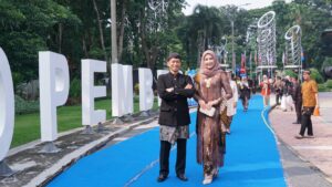 Rektor ITS Prof Dr (HC) Ir Bambang Pramujati ST MScEng PhD (kiri) bersama sang istri memimpin fashion show ITS Kartini Fashion Day 2026 di Bundaran ITS