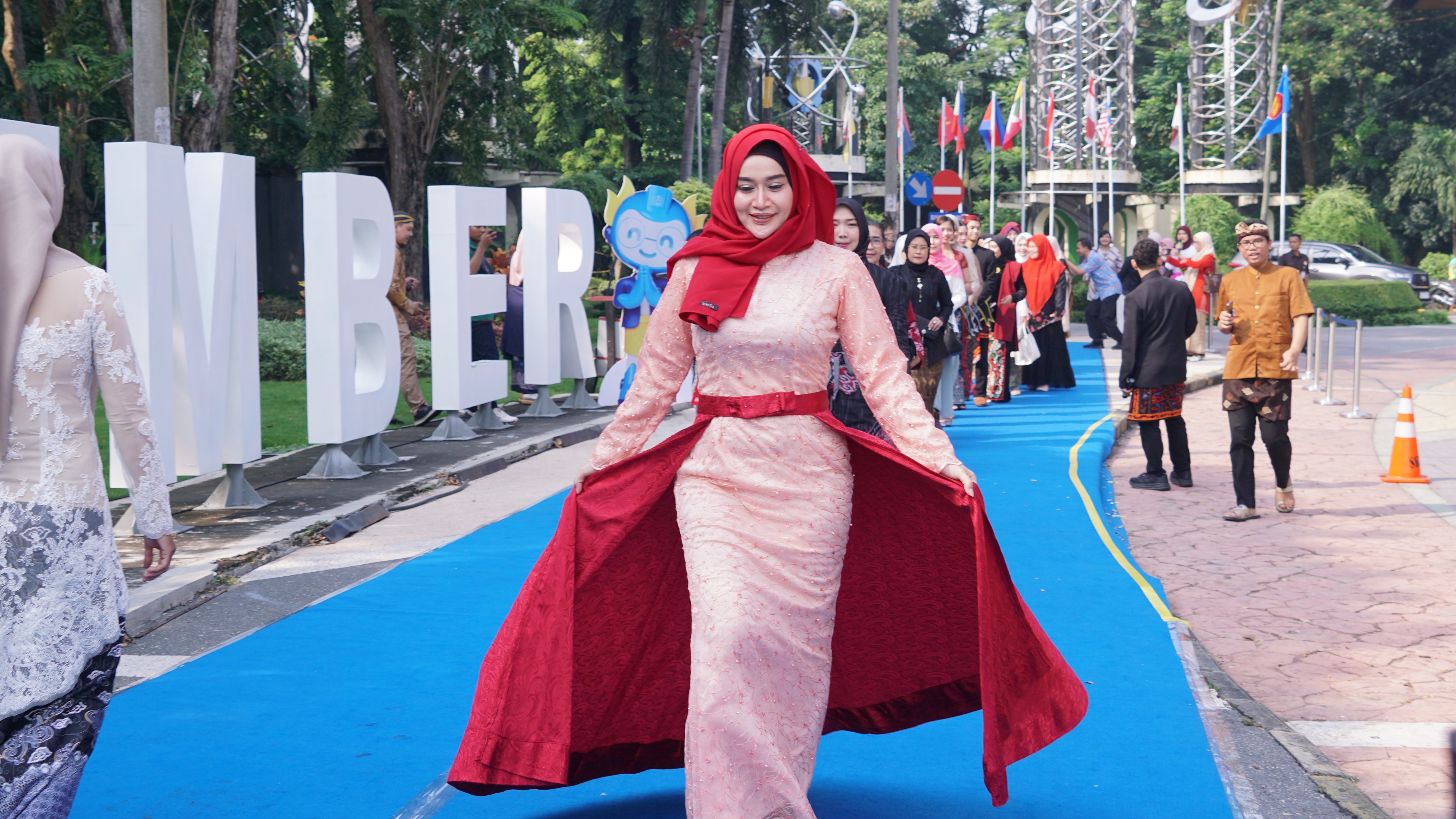Salah satu peserta ITS Kartini Fashion Day 2026 berpose di atas catwalk yang dirancang di area Bundaran ITS
