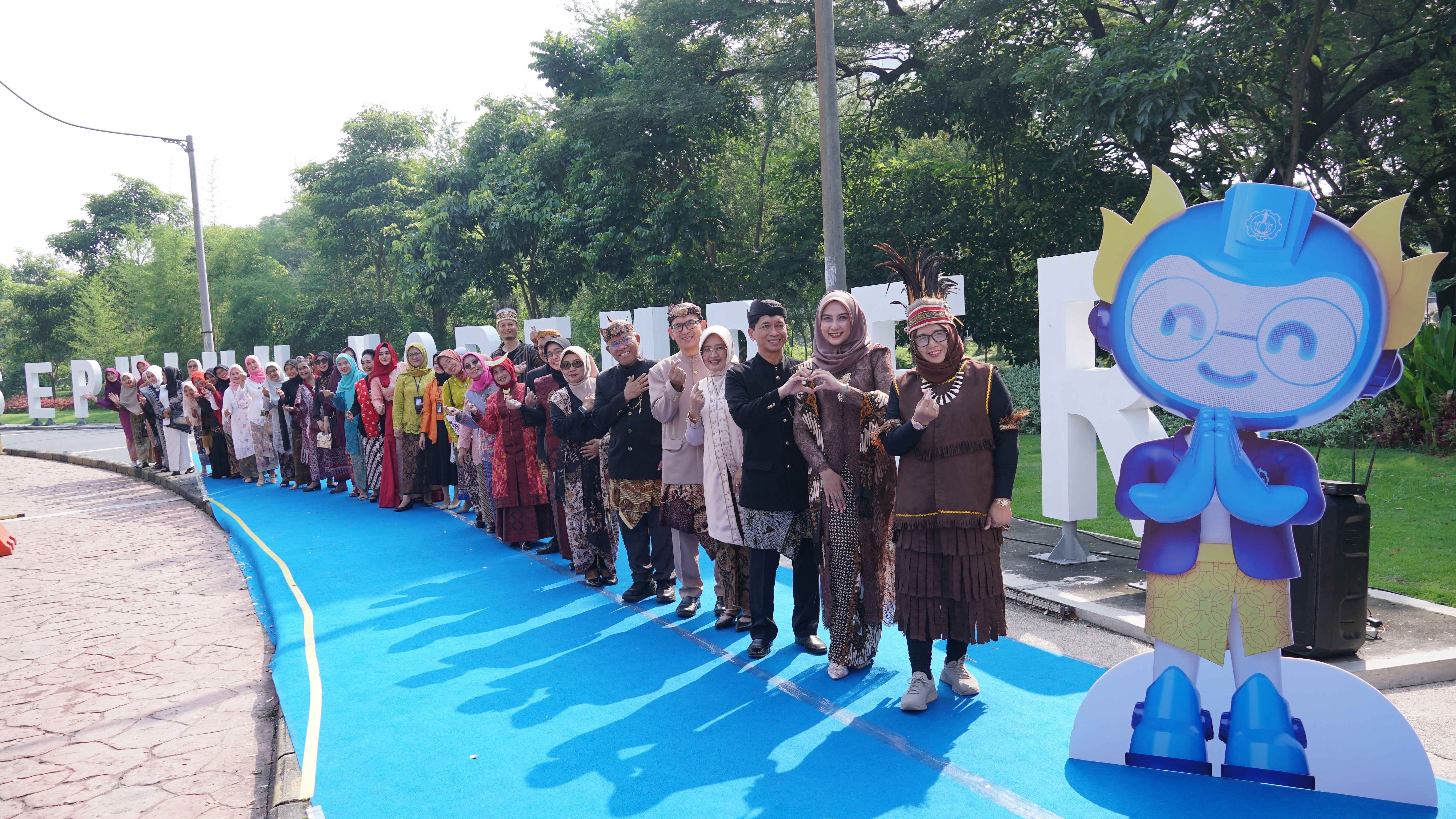 Jajaran pimpinan ITS yang berpartisipasi dalam kegiatan ITS Kartini Fashion Day 2026 di Bundaran ITS
