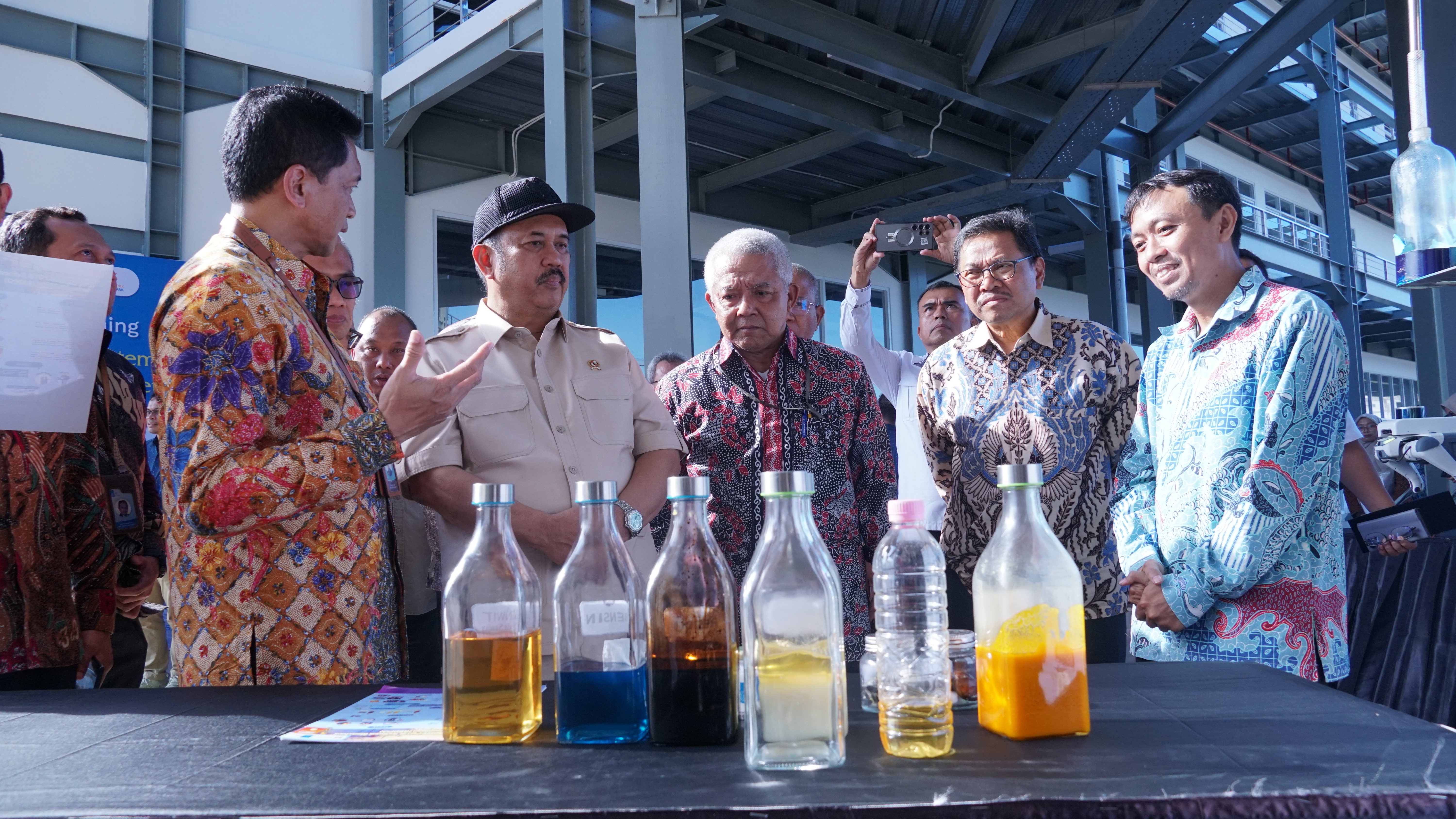 Gambar Menteri Perencanaan Pembangunan Nasional RI Rachmat Pambudy (dua dari kiri) bersama jajaran ITS saat menilik inovasi bahan bakar alternatif Benwit karya ITS