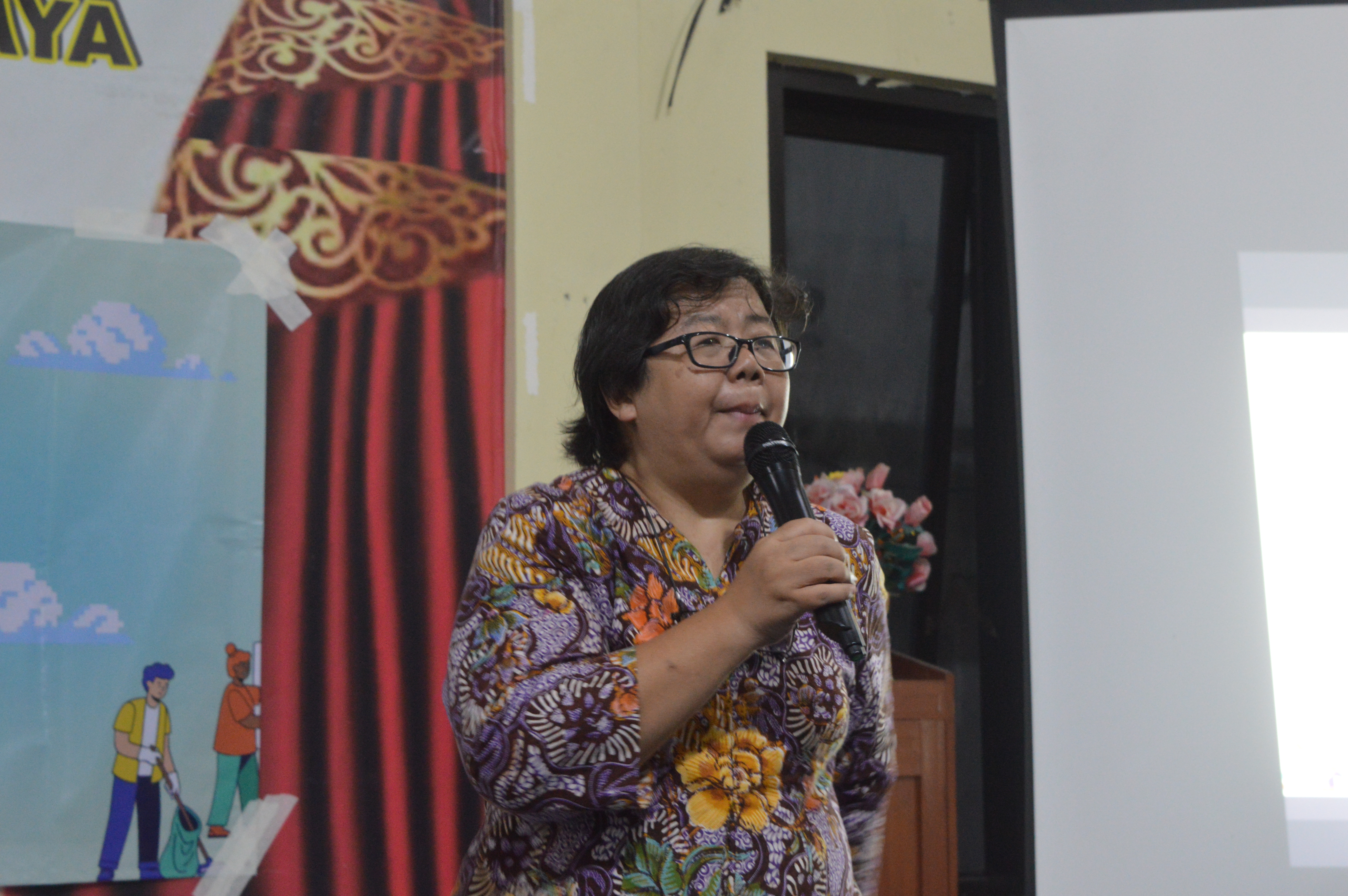 Kepala Laboratorium Sistem Manufaktur Departemen Teknik Sistem dan Industri ITS Dr Maria Anityasari ST ME saat menyampaikan apresiasi kerja sama mahasiswa internasional dengan Kelurahan Gebang Putih