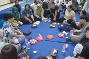 Diskusi mahasiswa internasional dan dalam negeri dengan warga Gebang Putih terkait sektor UMKM