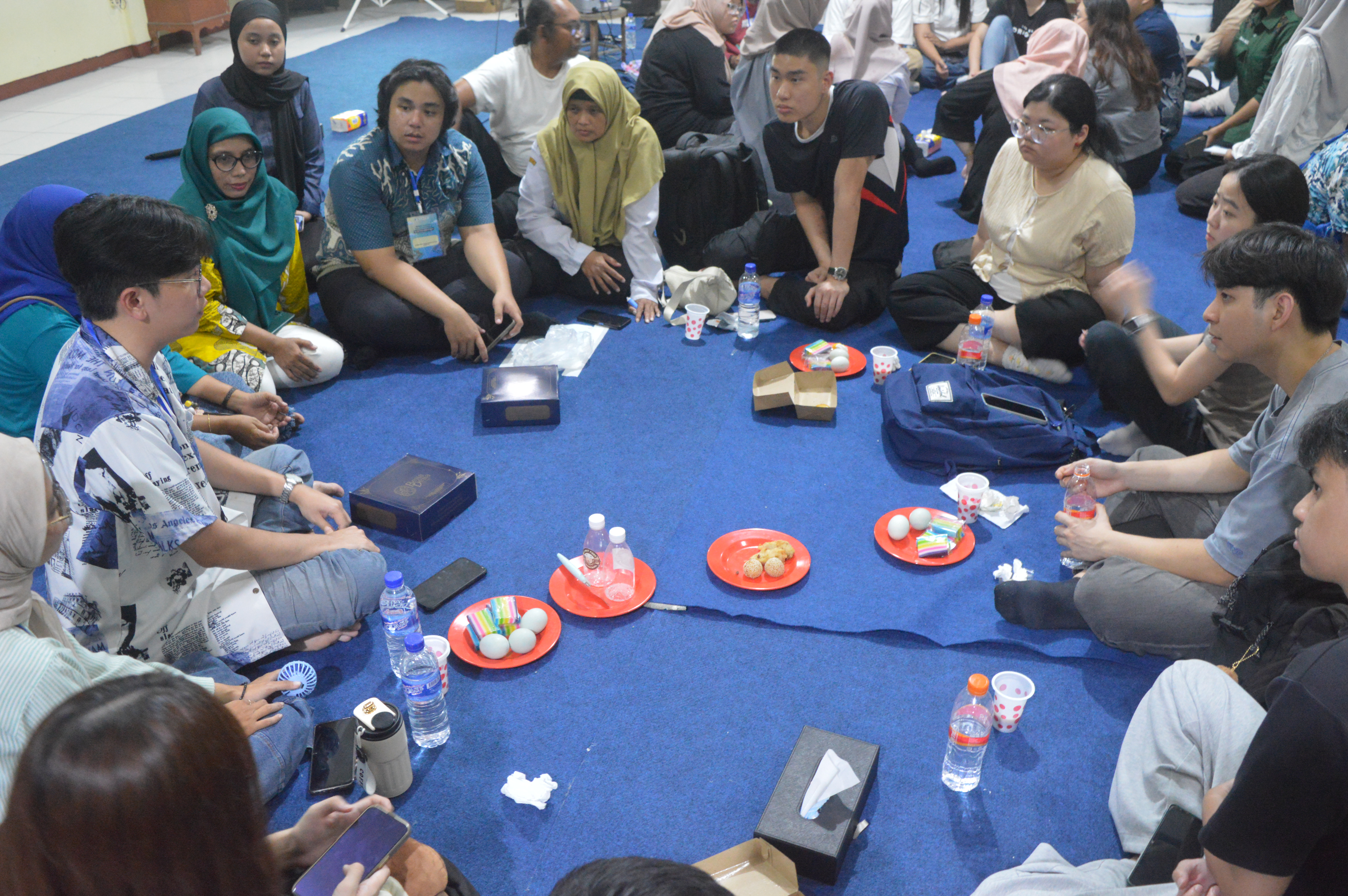 Diskusi mahasiswa internasional dan dalam negeri dengan warga Gebang Putih terkait sektor UMKM