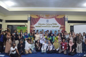 Foto bersama mahasiswa internasional, dalam negeri, warga Gebang Putih, serta petugas kelurahan Gebang Putih pada Focus Group Discussion Global Summer Course Initiatives Social Innovation Project, Rabu (15/4)