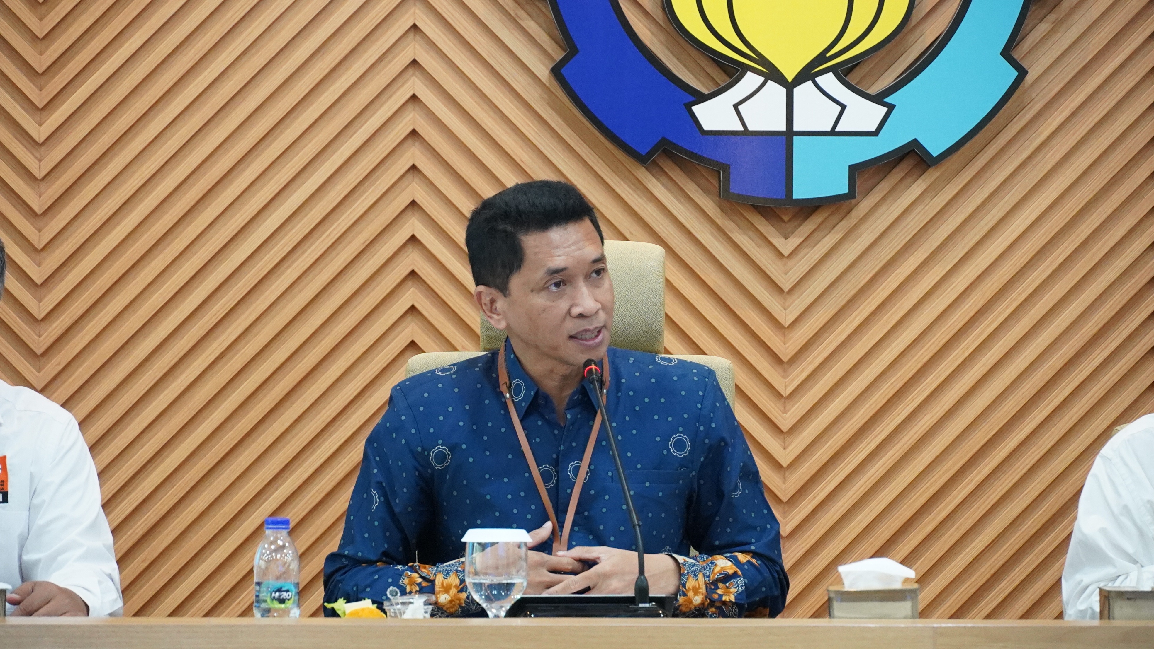 rektor-ITS-pada-kegiatan-insinyur-talk
