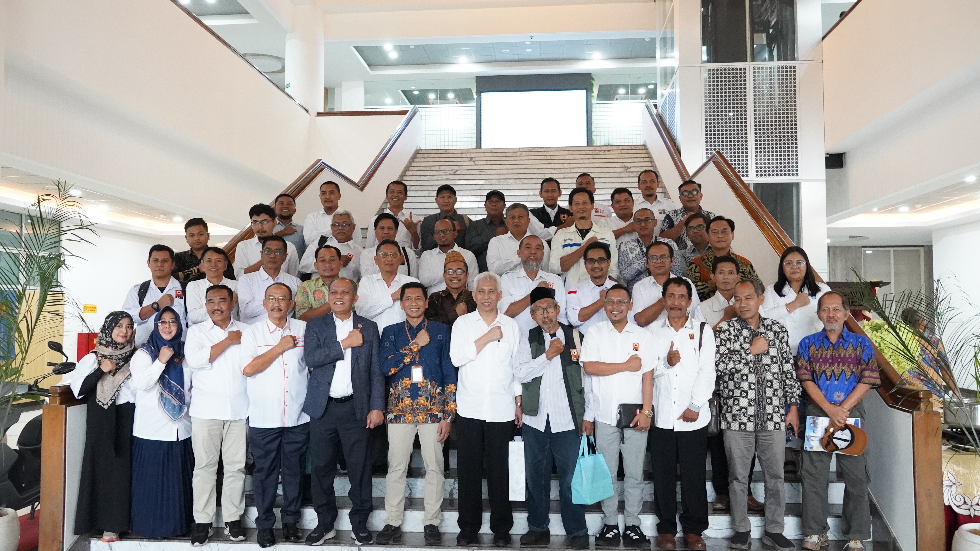 rektor-bersama-jajaran-pimpinan-PII-dan-para-peserta-insinyur-talk