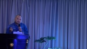 Mukhammad Muryono SSi MSi PhD saat memaparkan materi mengenai solusi berbasis alam dalam menghadapi krisis iklim di kawasan ASEAN pada kegiatan International Interdisciplinary Research and Development Conference in Social Sciences di Baguio City, Filipina