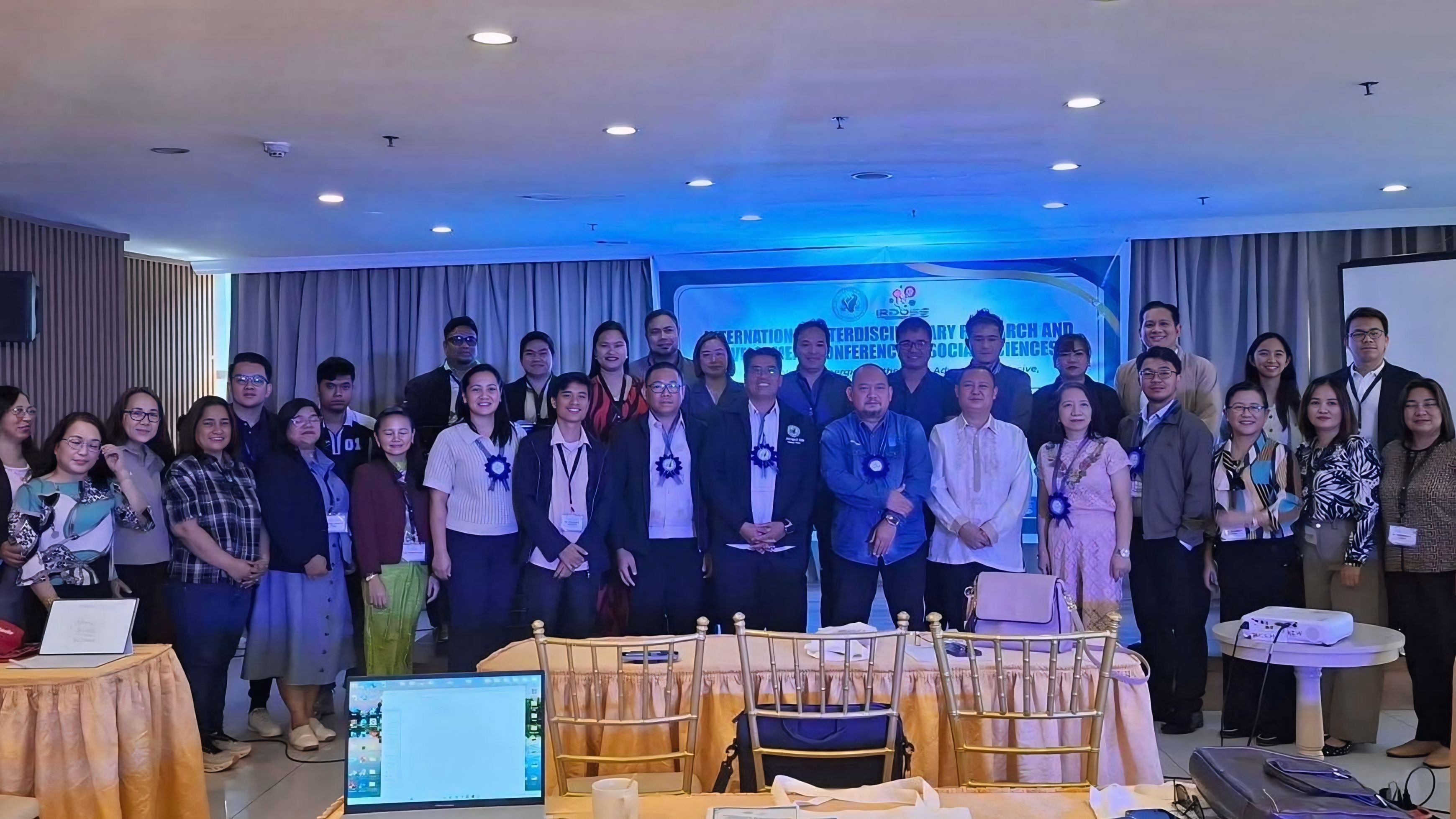 Mukhammad Muryono SSi MSi PhD bersama jajaran perwakilan mitra internasional berfoto bersama usai kegiatan kolaborasi riset dan kebijakan publik di Baguio City, Filipina