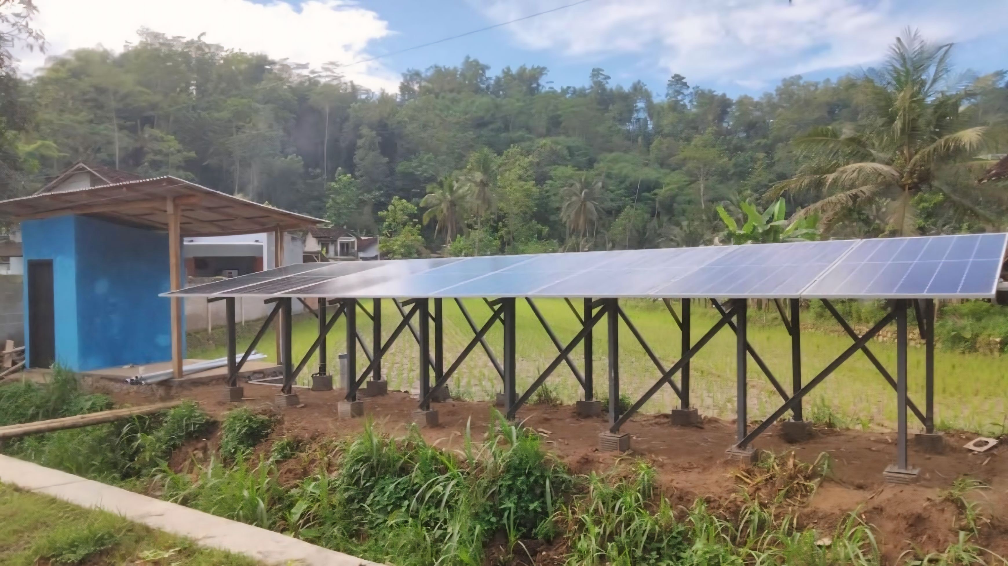 Instalasi panel surya yang digunakan dalam program EPICS in IEEE 2026 sebagai sumber energi utama sistem penyediaan air bersih untuk mendukung kebutuhan pertanian warga Desa Cokrokembang