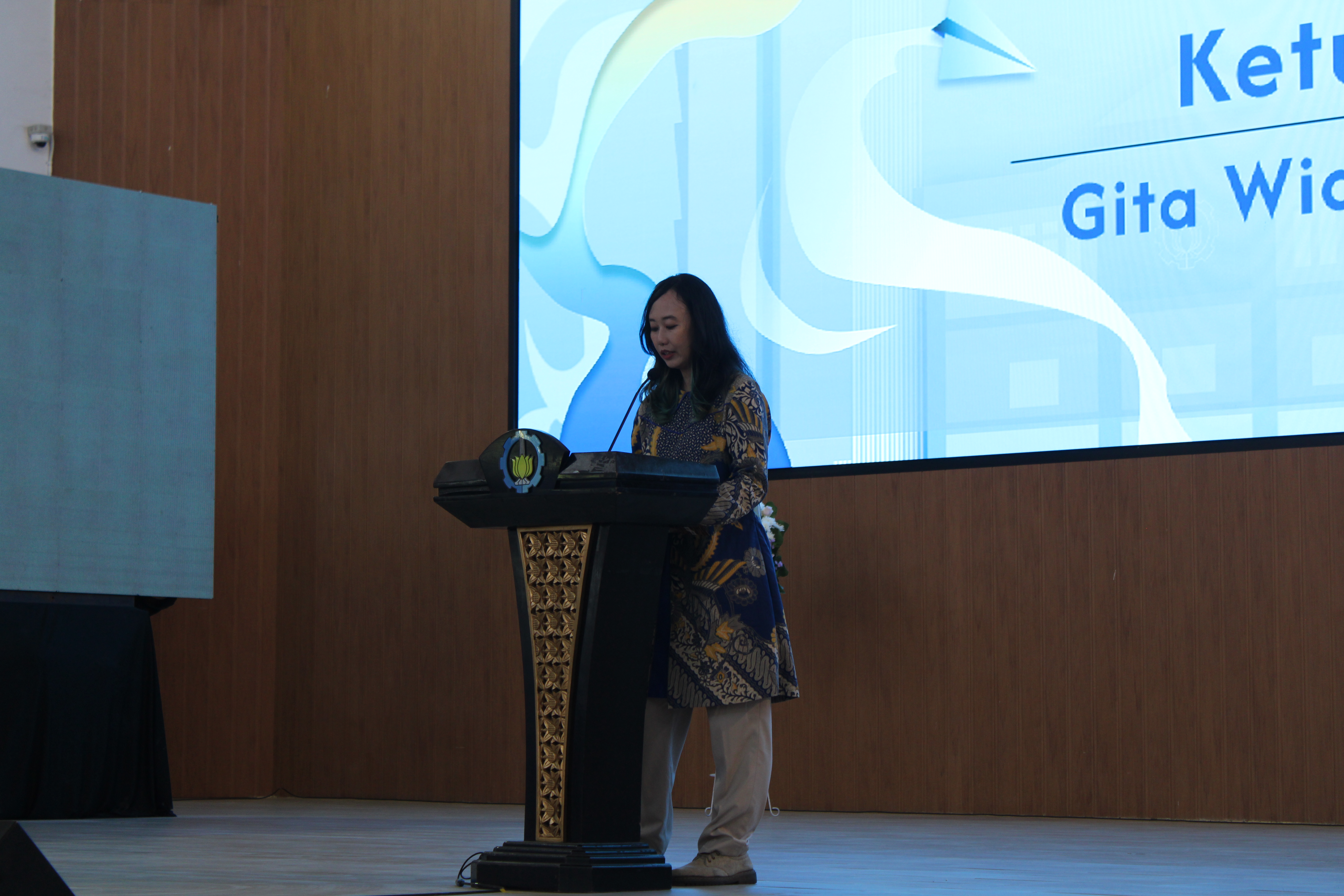 Ketua Pelaksana Bursa Karir ITS (BKI) ke-46 Gita Widi Bhawika SST MMT CSCA saat memberikan sambutan di Grha Sepuluh Nopember ITS