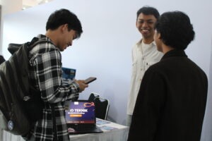 COO JagoTeknik Arkananta Evan Sudjatmiko (kemeja putih) saat memberikan informasi kepada pengunjung