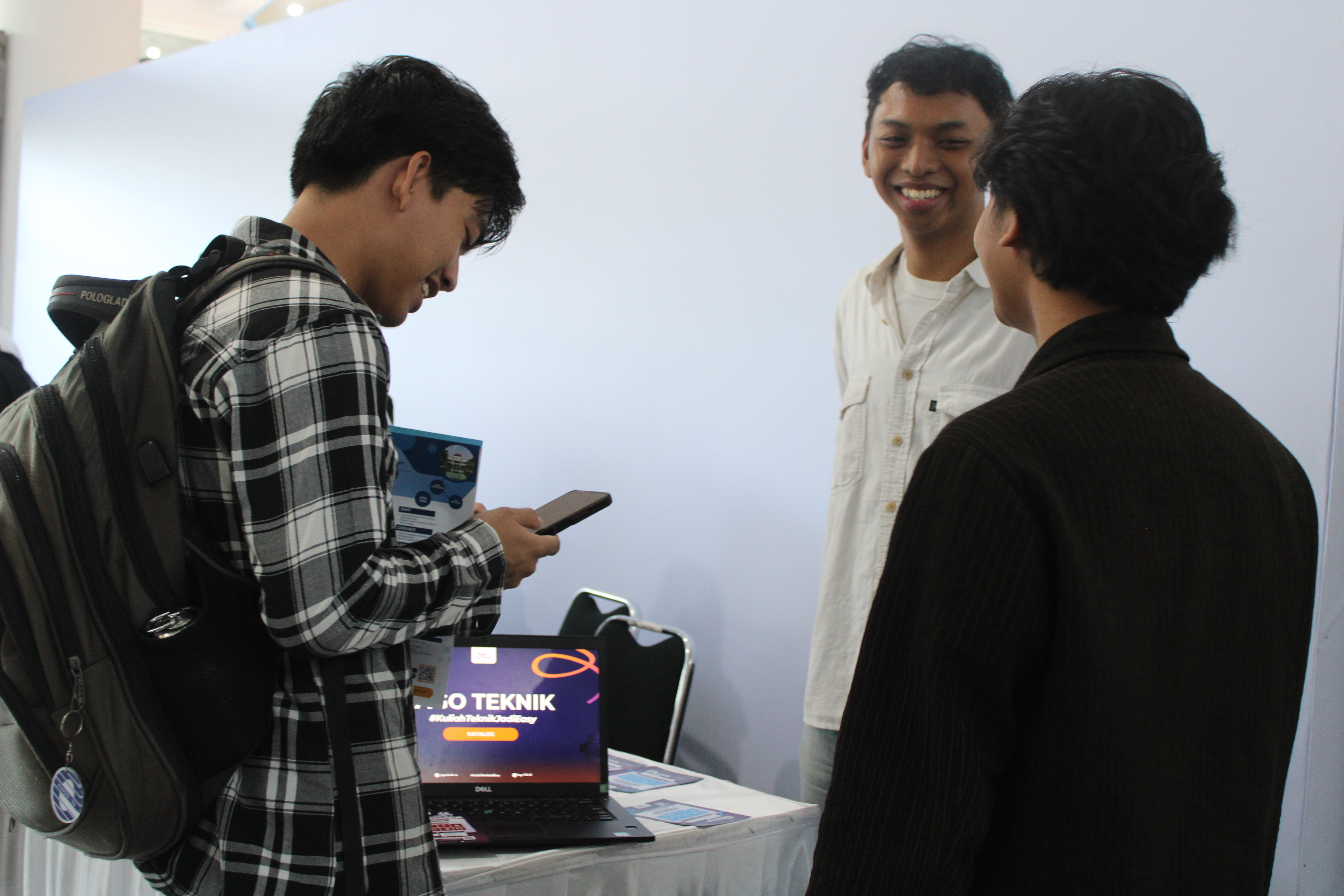 COO JagoTeknik Arkananta Evan Sudjatmiko (kemeja putih) saat memberikan informasi kepada pengunjung