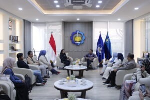 Audiensi Kepedulian Orang Tua Mahasiswa Institut Teknologi Sepuluh Nopember angkatan 2025 (KOMITS 2025) bersama pimpinan ITS di Ruang Rektor, Gedung Rektorat, Kamis (16/4)