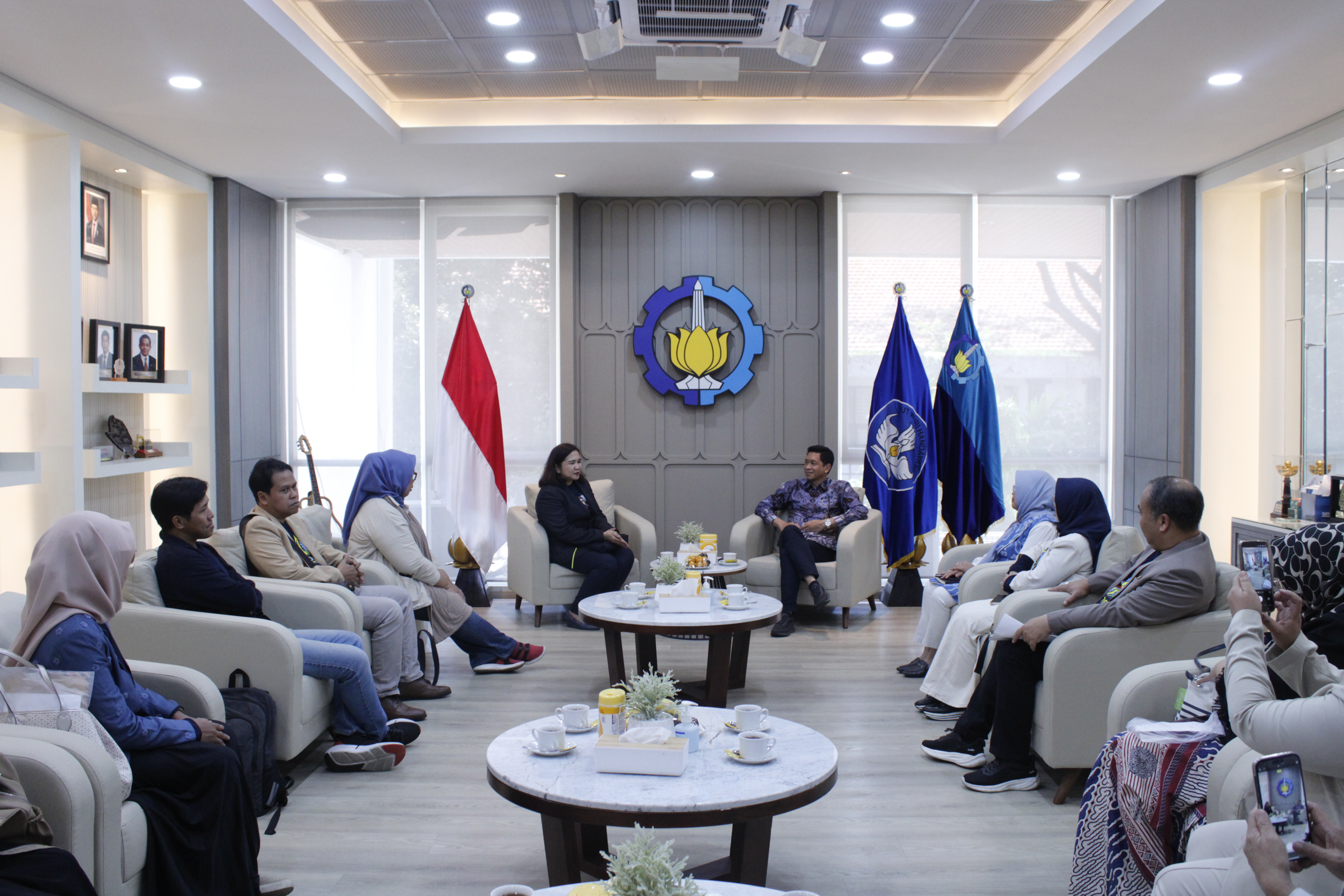 Audiensi Kepedulian Orang Tua Mahasiswa Institut Teknologi Sepuluh Nopember angkatan 2025 (KOMITS 2025) bersama pimpinan ITS di Ruang Rektor, Gedung Rektorat, Kamis (16/4)