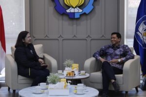 Ketua Umum KOMITS 2025 Julia Paramithasari saat menjelaskan tentang KOMITS 2025 kepada Rektor ITS Prof Dr (HC) Ir Bambang Pramujati ST MScEng PhD