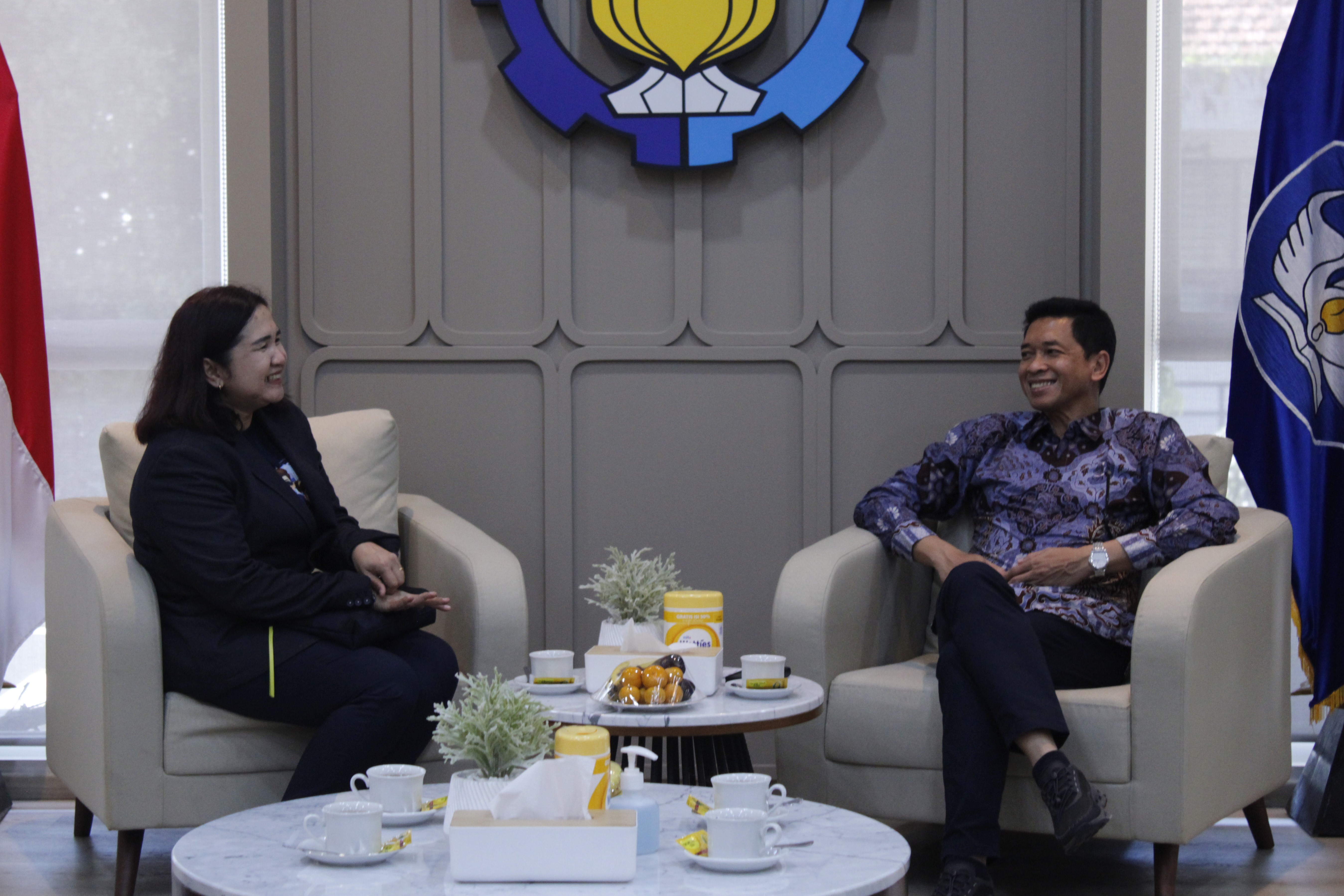 Ketua Umum KOMITS 2025 Julia Paramithasari saat menjelaskan tentang KOMITS 2025 kepada Rektor ITS Prof Dr (HC) Ir Bambang Pramujati ST MScEng PhD 