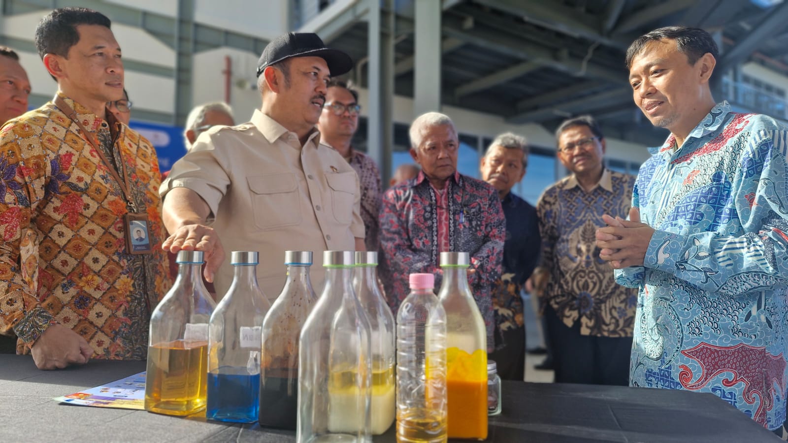 Menteri PNN/Kepala Bappenas RI Prof Dr Ir Rachmat Pambudy MS (bertopi) mendengarkan penjelasan terkait produk Bensin Sawit (Benwit) oleh Ketua tim peneliti Dr Eng Hosta Ardhyananta ST MSc (kanan) saat pameran inovasi dalam rangkaian acara Soft Launching STP ITS