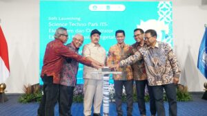 Prosesi penekanan tombol sirine oleh Menteri PNN/ Kepala Bappenas RI Prof Dr Ir Rachmat Pambudy MS (tiga dari kiri) bersama Rektor ITS Prof Dr (HC) Ir Bambang Pramujati ST MSc Eng PhD (tiga dari kanan) sebagai simbolisasi soft launching STP ITS yang terintegrasi