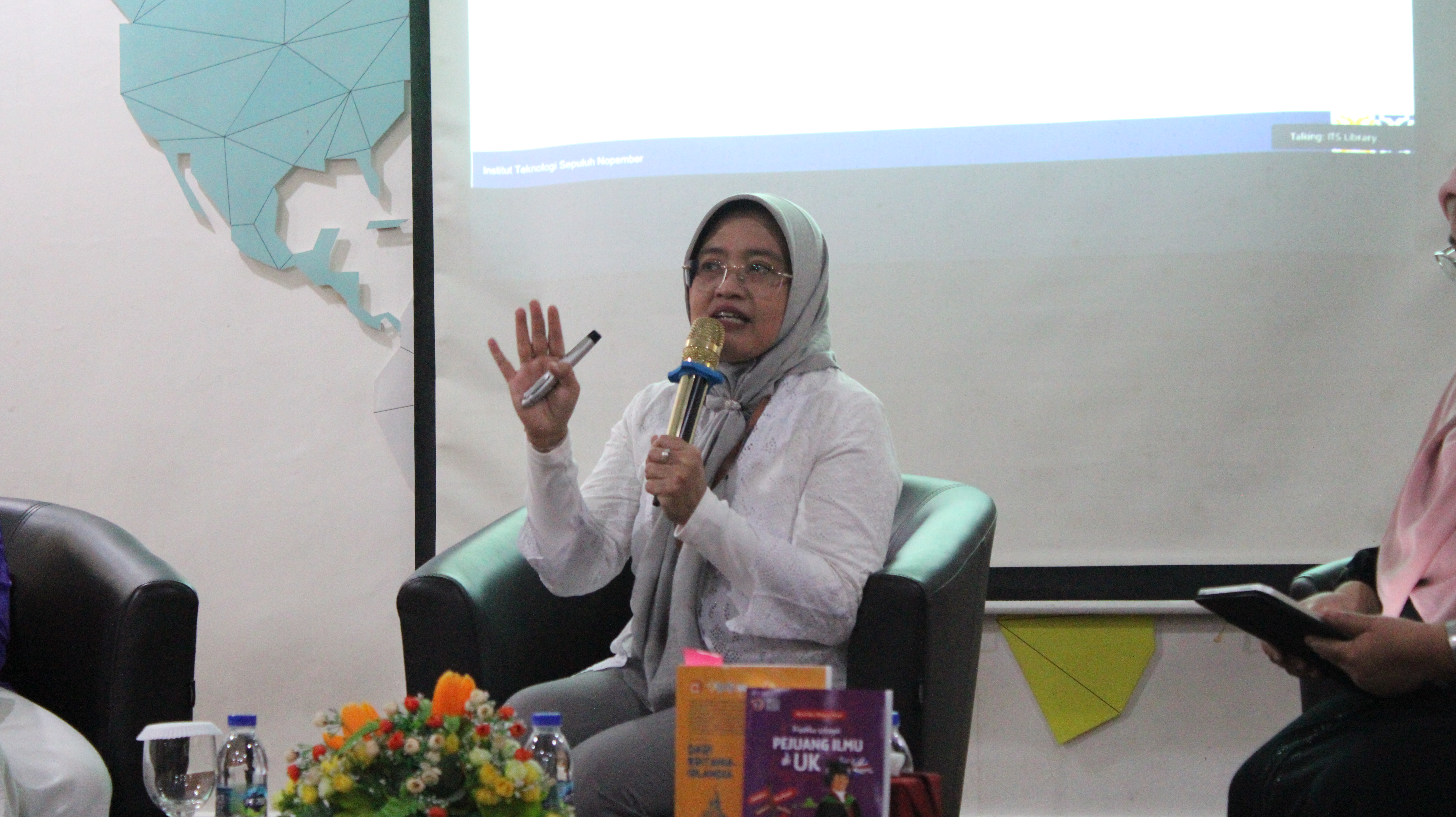 Wakil Rektor 1 Bidang Akademik dan Kemahasiswaan Prof Nurul Widiastuti SSi MSi Phd