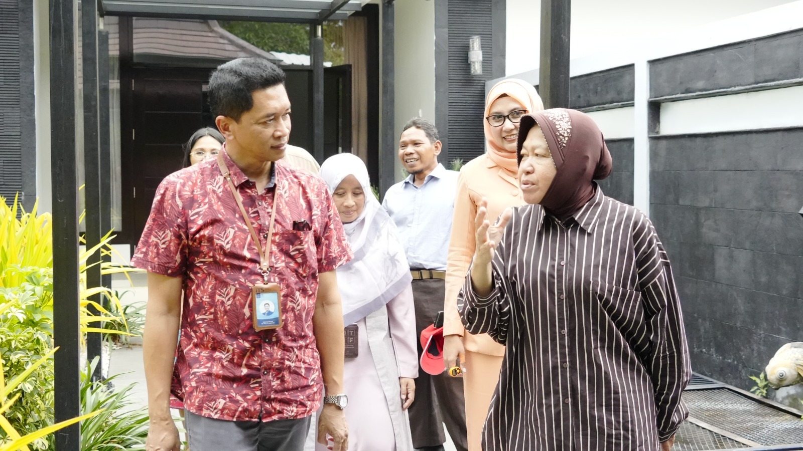 Rektor ITS Prof Dr (HC) Ir Bambang Pramujati ST MSc Eng PhD (kiri) saat berdialog dan terima masukan dari Tri Rismaharini (kanan)