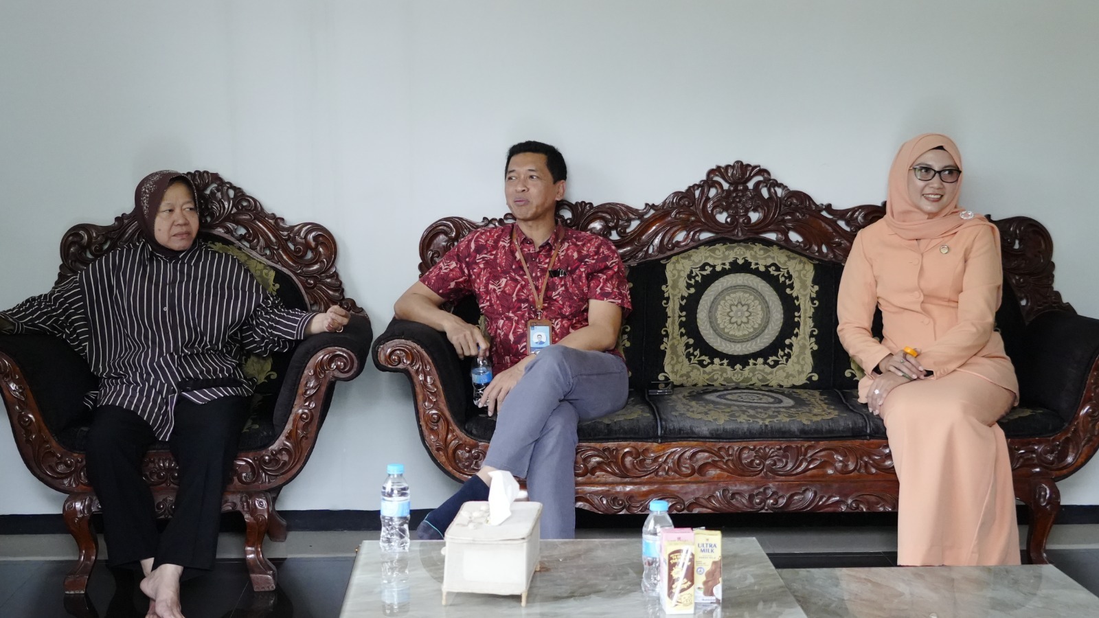 Tri Rismaharini (kiri) bersama Prof Bambang Pramujati (tengah) dan Galih Kanestri Dewi Pramujati (kanan) saat terima kunjungan di rumah dinas Rektor ITS