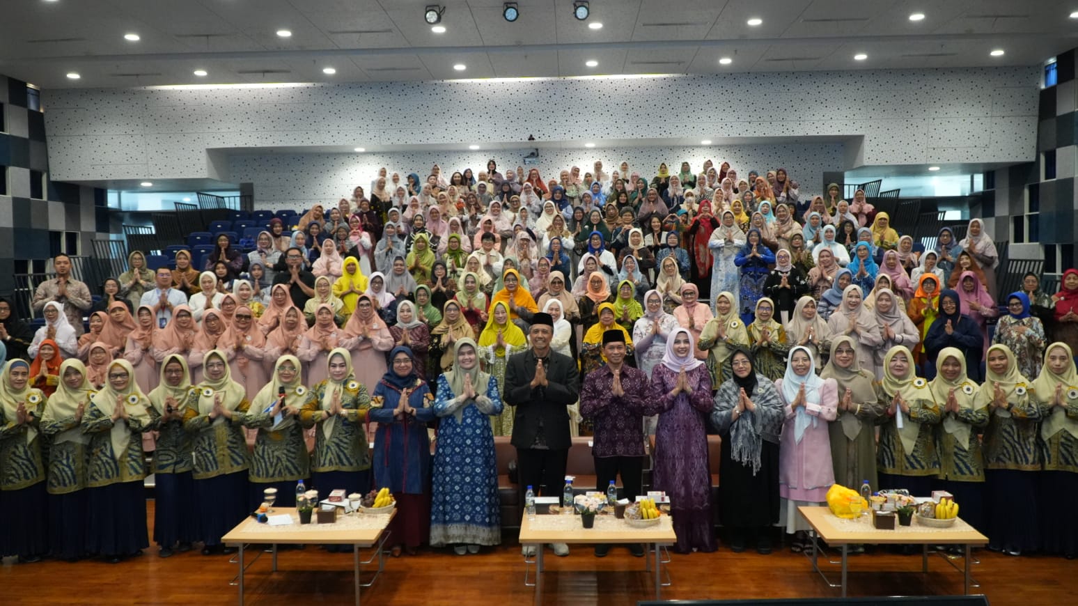 Gambar Potret jalinan silaturahmi keluarga besar DWP ITS beserta para mitra dan tamu undangan dalam kegiatan halalbihalal hari raya Idul Fitri 1.447 Hijriah