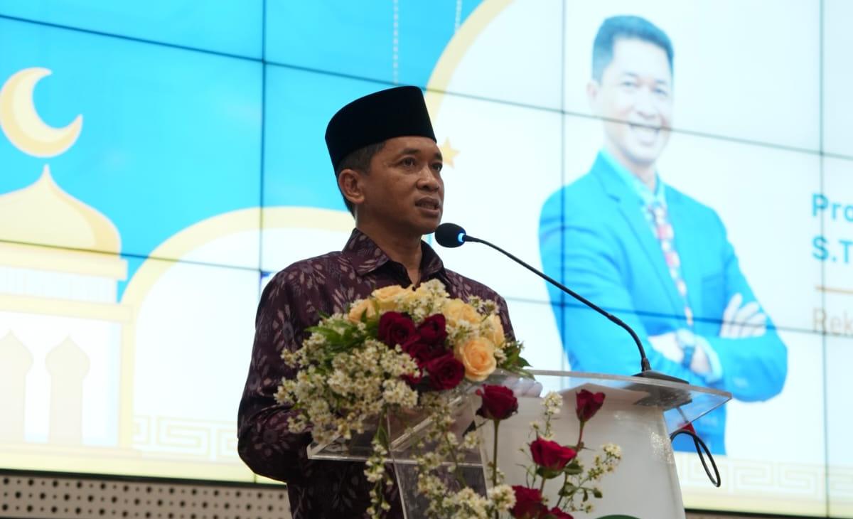 Gambar Rektor ITS sekaligus Pembina DWP ITS Prof Dr (HC) Ir Bambang Pramujati ST MScEng PhD menyampaikan apresiasi untuk DWP ITS atas perannya di masyarakat