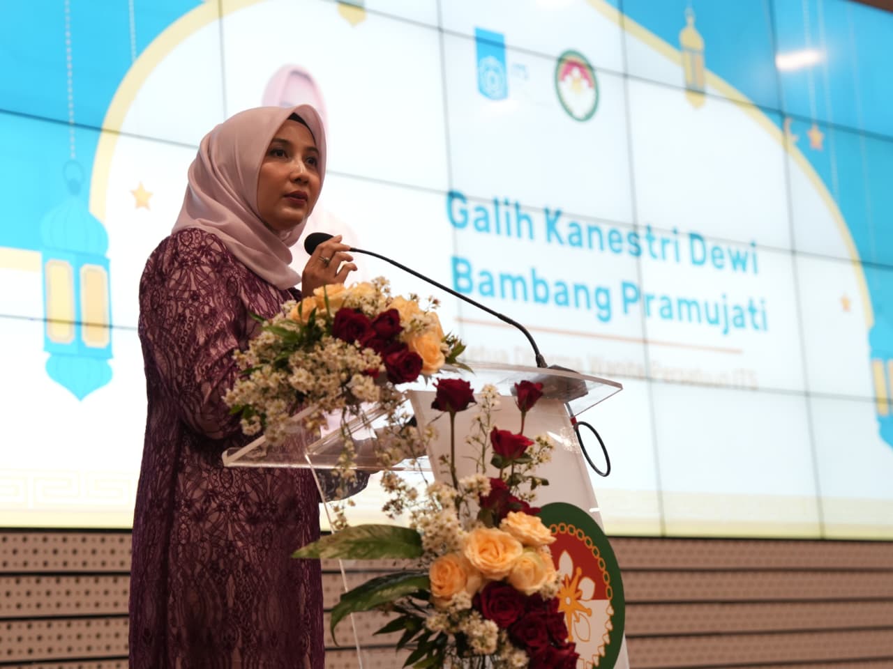 Gambar Ketua DWP ITS Galih Kanestri Dewi Pramujati saat memberikan sambutan dalam kegiatan halalbihalal keluarga besar DWP ITS 1.447 Hijriah