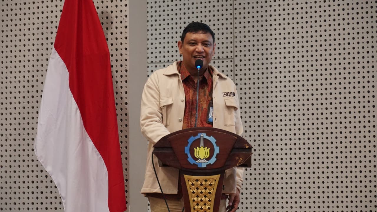 Gambar Tri menyampaikan sambutan dan laporan kinerja DKPU ITS