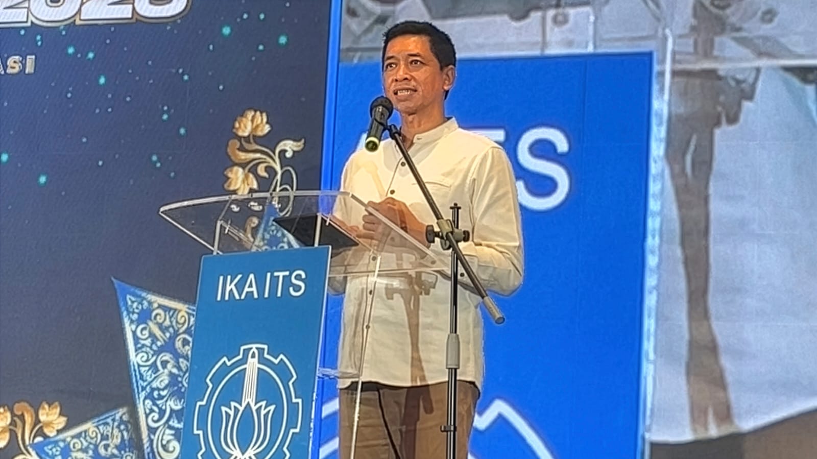 Rektor ITS Prof Dr (HC) Ir Bambang Pramujati ST MSc Eng PhD saat berikan sambutan pada kegiatan Funfest IKA ITS 2026 di Menara BNI Pejompongan, Jakarta.