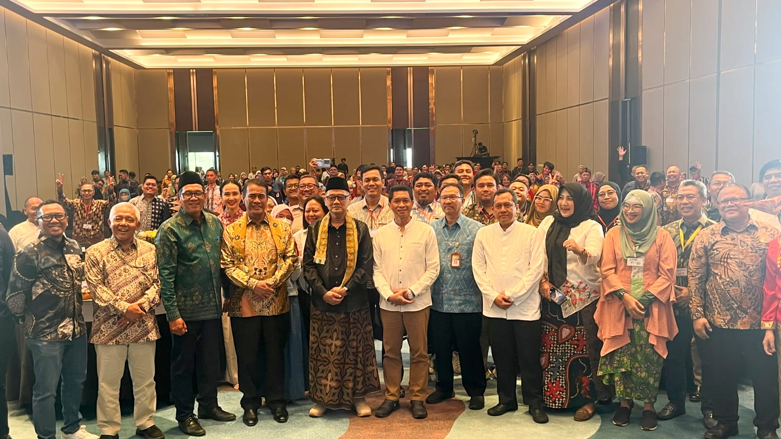 Foto Bersama Rekto ITS Prof Dr (HC) Ir Bambang Pramujati ST MSc Eng PhD (tengah) bersama Menteri Kementerian Pertanian, Kementerian Haji dan Umrah, serta jajaran alumni ITS dalam acara Funfest IKA ITS